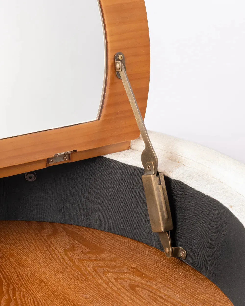 Tocador blanco con espejo y asiento