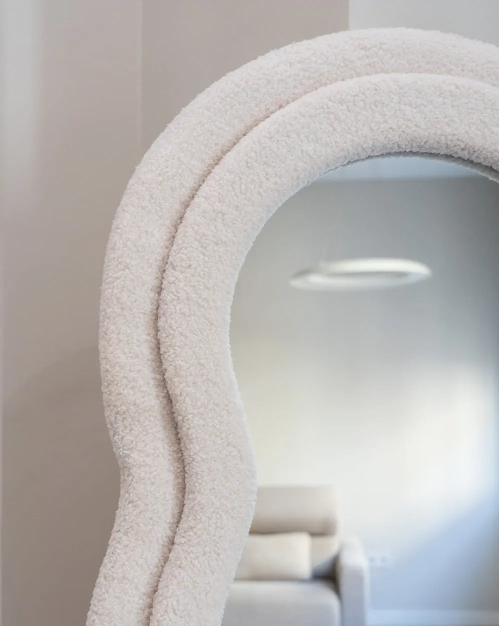Espejo de pared ondulado blanco